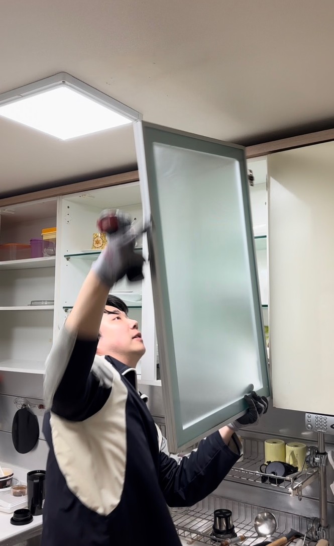 상부장 문짝 교체 작업 중